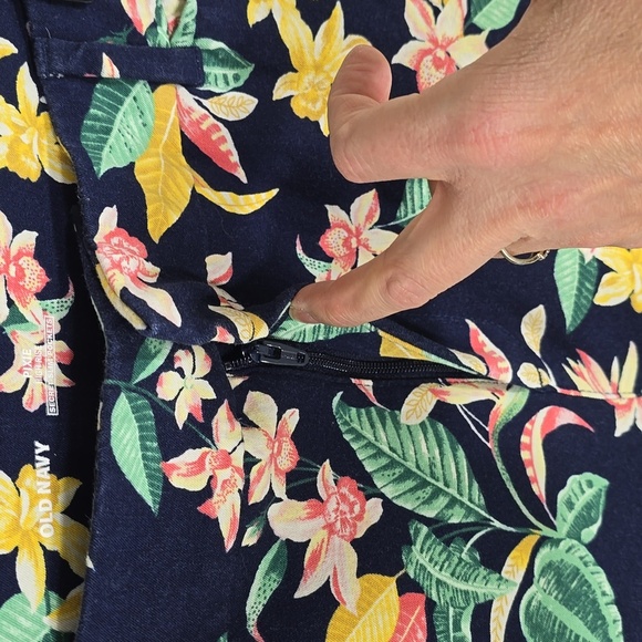{Old Navy} High Rise Pixie Pants With Secret-Slim Pockets - Navy Floral SIZE 14 - Picture 7 of 14